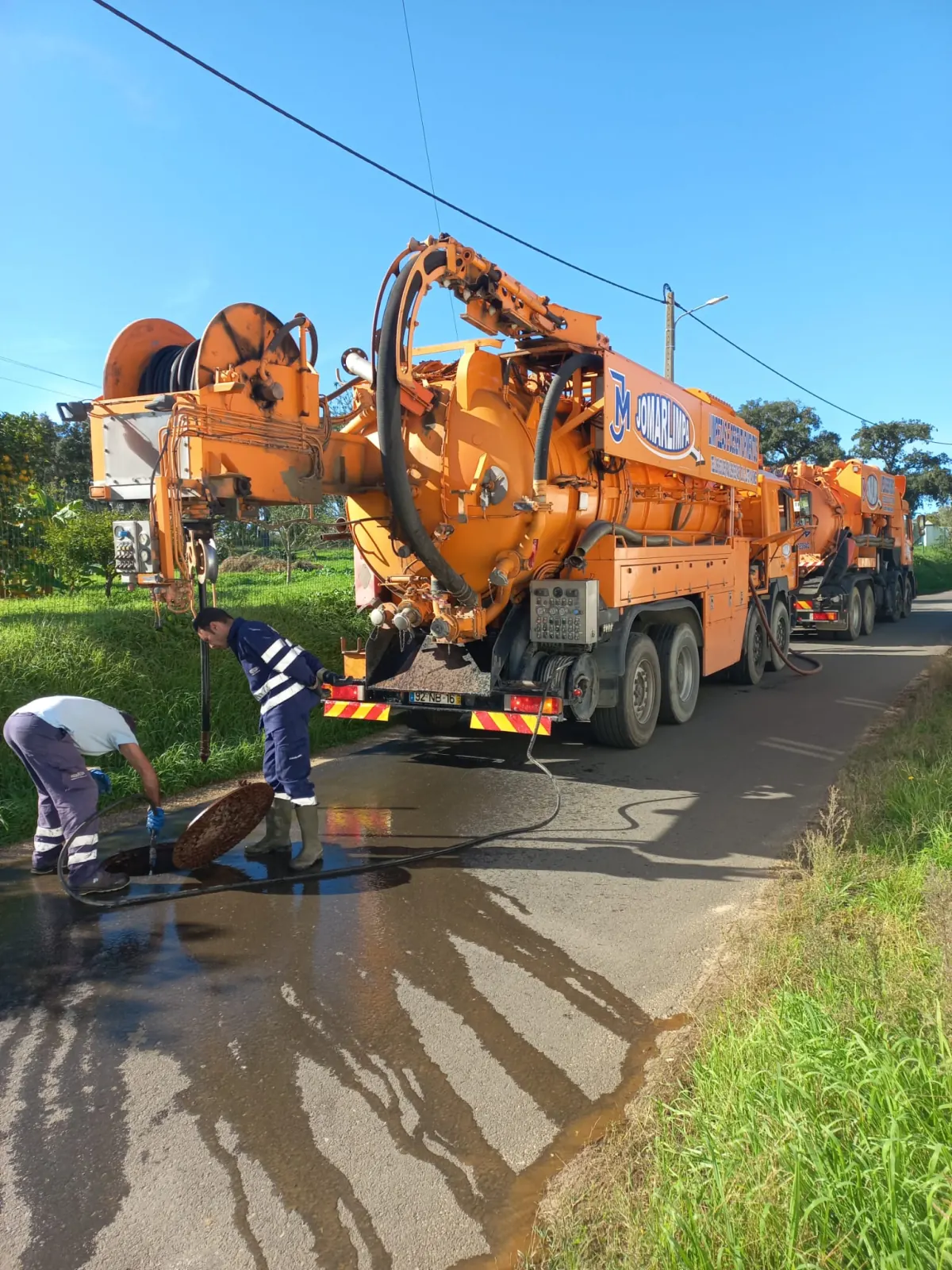 Equipa e camiões da Jomarlimpa numa desobstrução de conduta