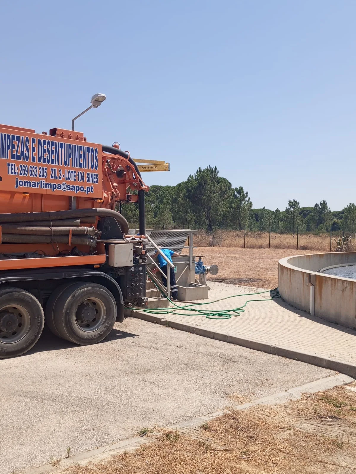 Camião hidroaspirador junto a um tanque numa instalação de tratamento