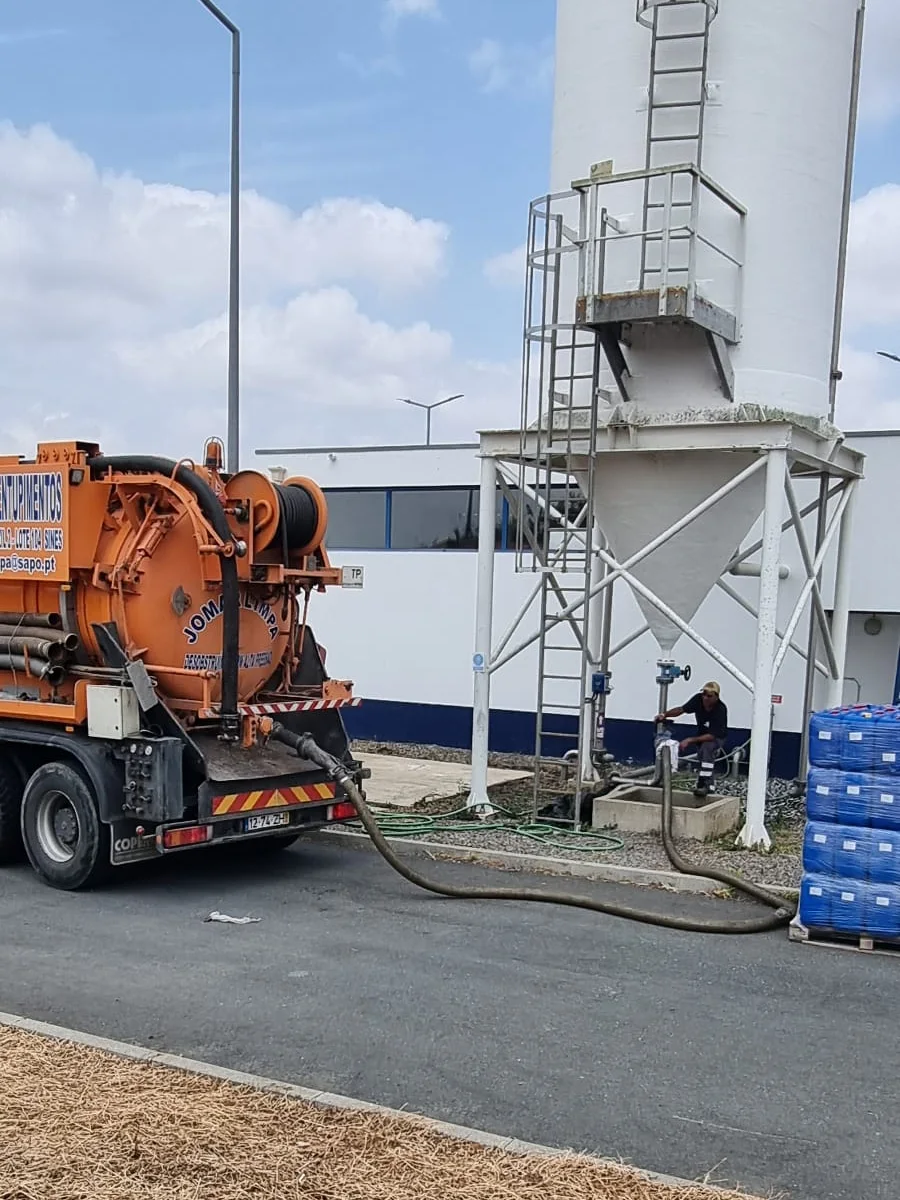 Operação de hidroaspiração numa instalação industrial
