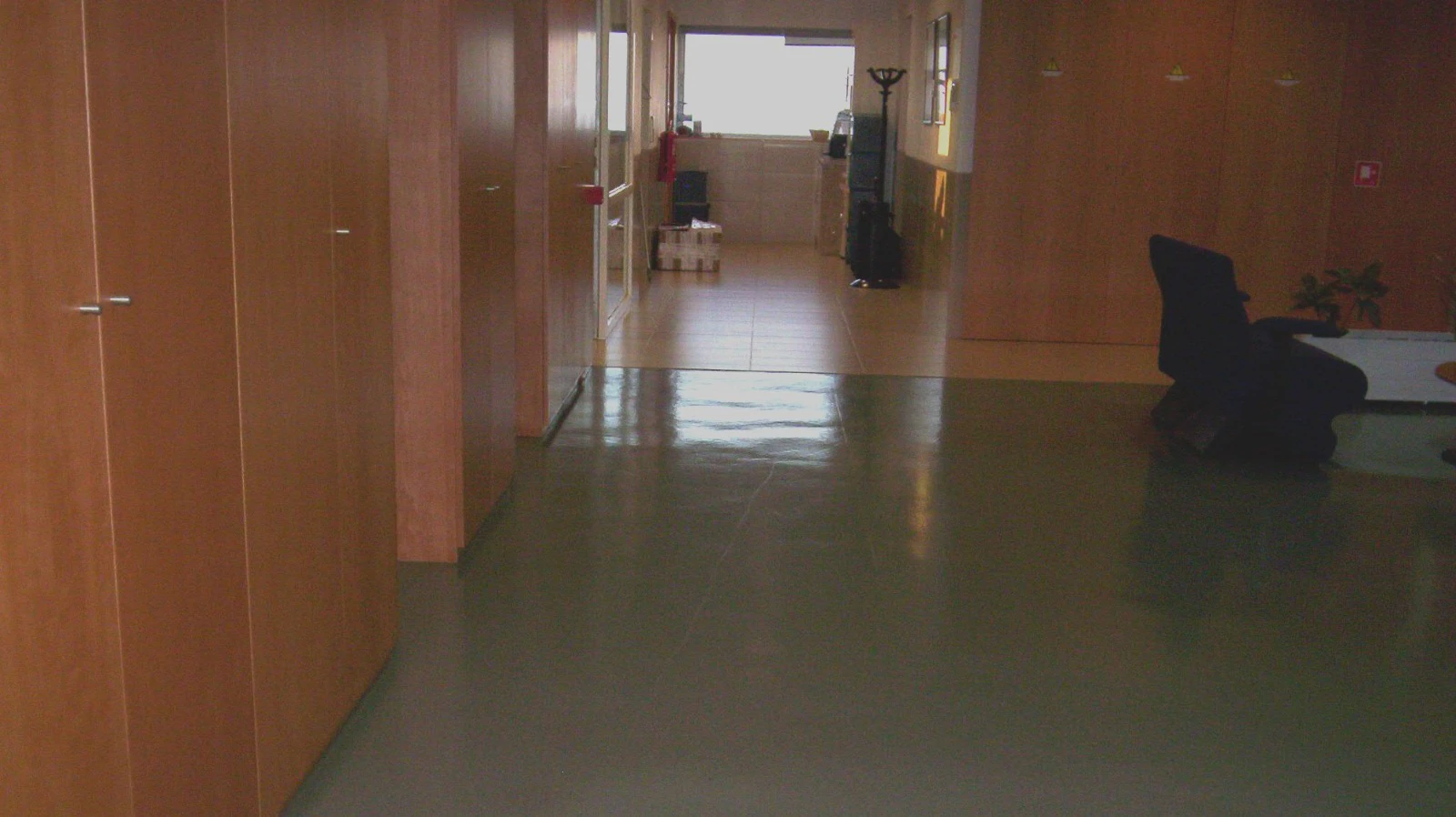 Corredor e pavimento após serviço de limpeza administrativa