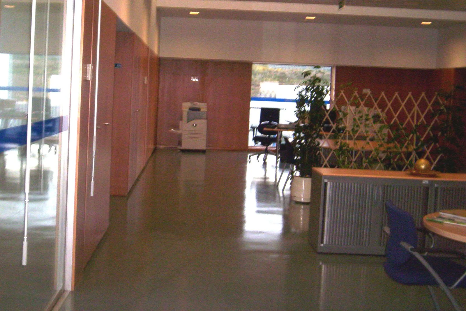 Espaço administrativo com pavimento limpo