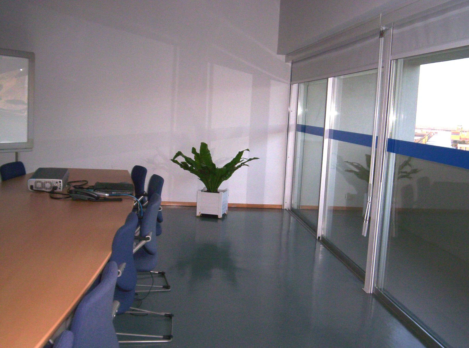 Sala de reuniões após serviço de limpeza administrativa