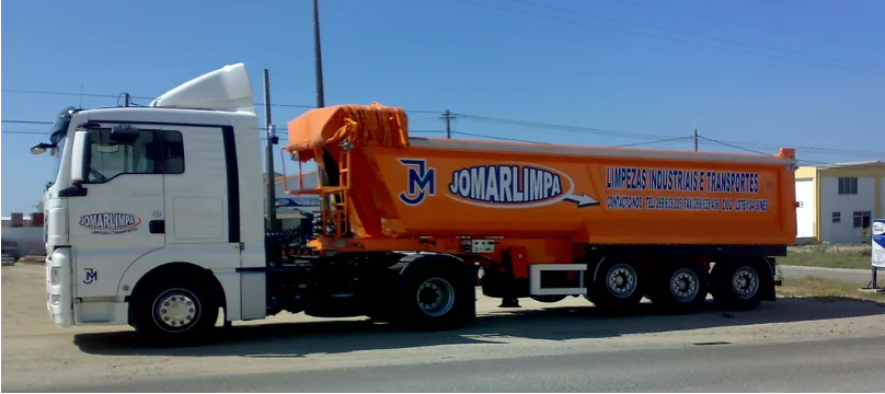 Camião e semirreboque da Jomarlimpa para serviços de transporte