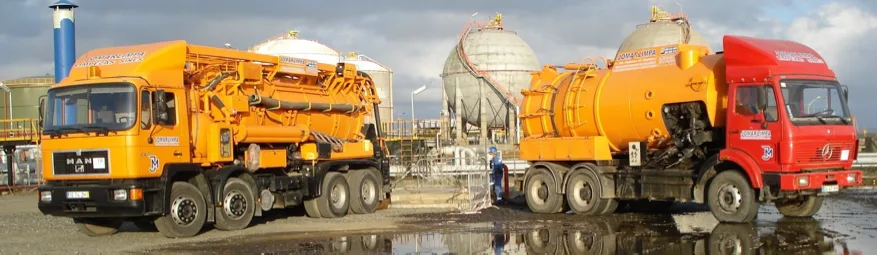 Camiões hidroaspiradores da Jomarlimpa numa instalação industrial